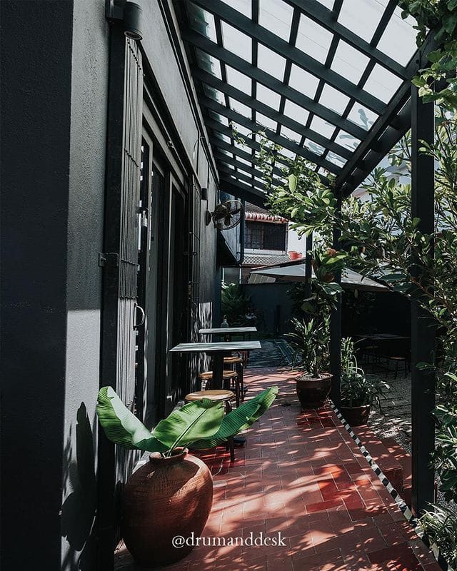 alley way of the cafe